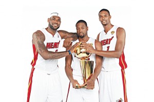 ng体育_意甲焦点战半场高潮迭起，坎切列里梅开二度闪耀，拉齐奥主场暂压都灵